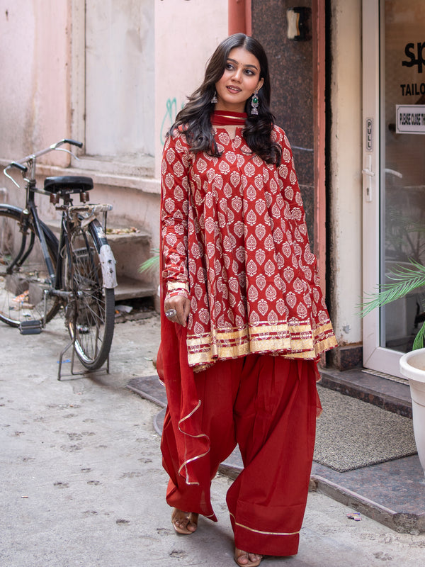 (Pre-order) Maroon Pure Cotton Printed Round Neck Full Sleeves Hip Length Flared Kurta Farshi Salwar And Dupatta Set